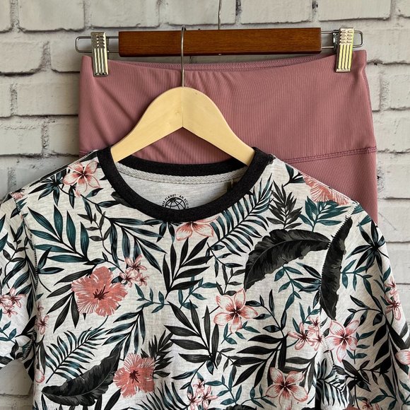 BUNDLE | Free Planet Organic Tee (XS) & Yogalicious Capris (S) - Picture 4 of 4
